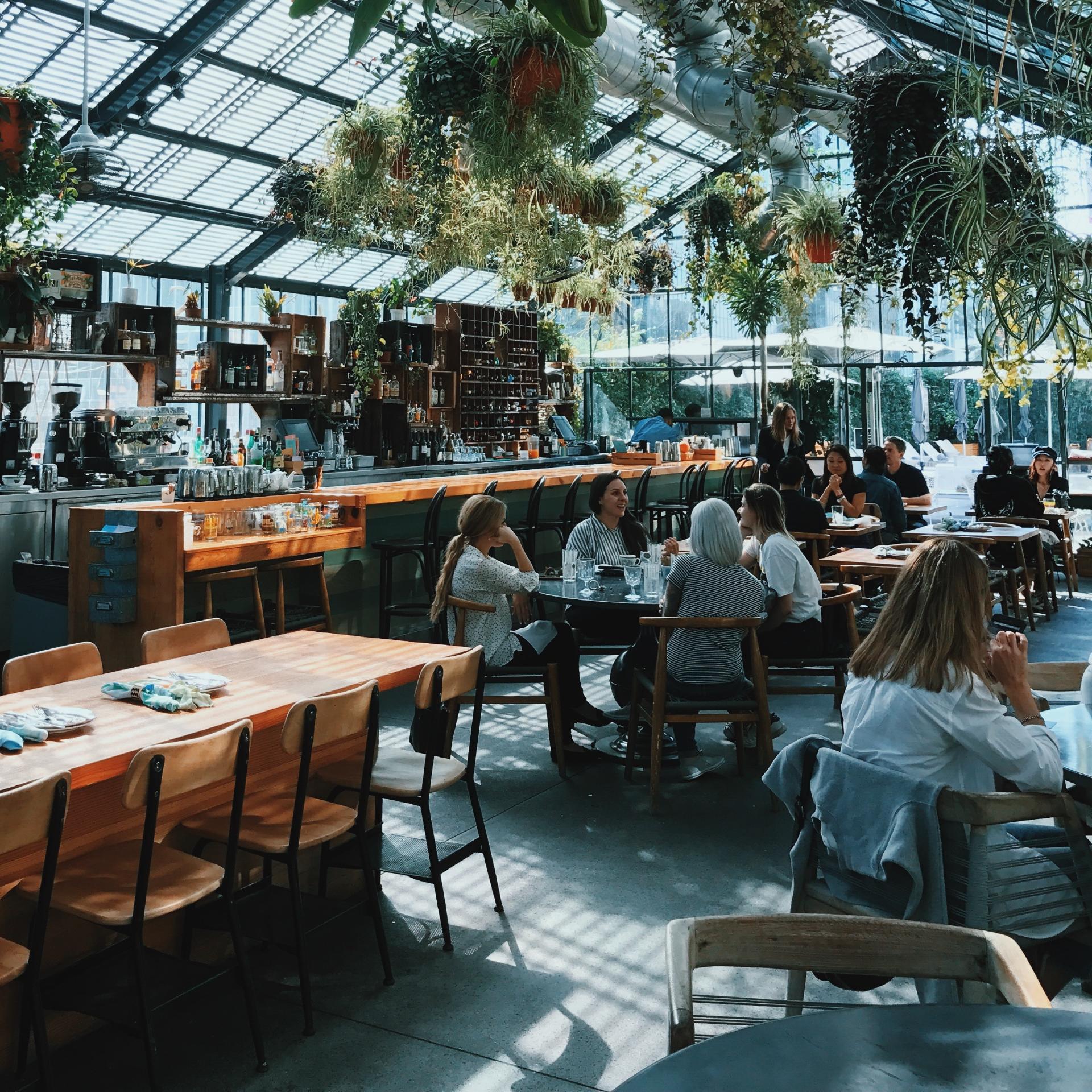 Lunchrestaurang med massa människor som äter och har det bra.